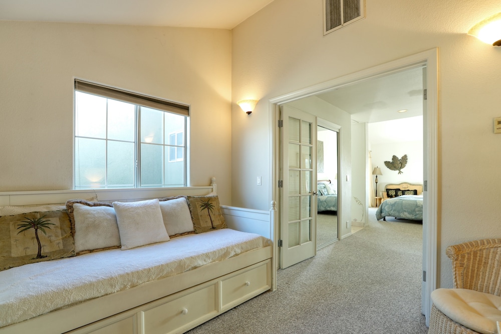 160 Ocean View 2 Bedroom Condo by RedAwning view 3