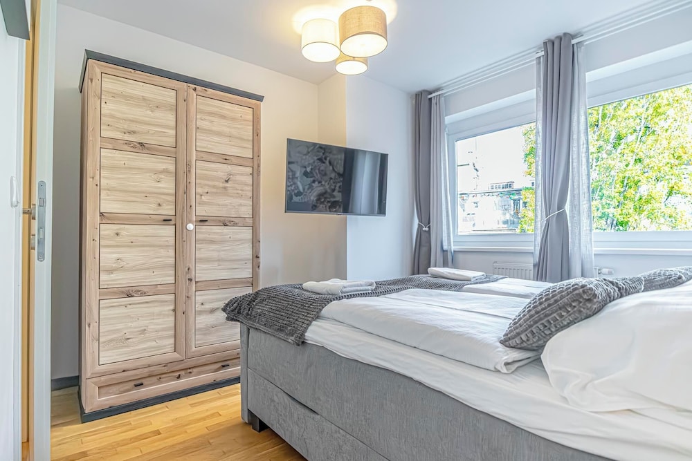 Cozy 1BR 1LR Apartment Balcony City