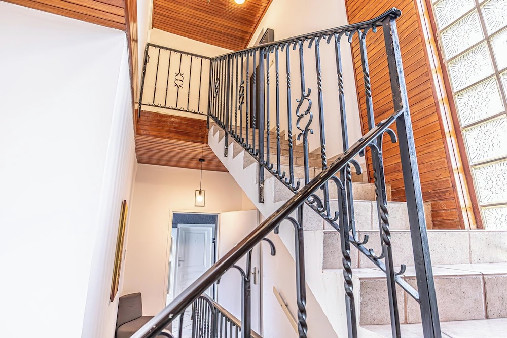Cozy House Terrace &Garden Sleeps 34