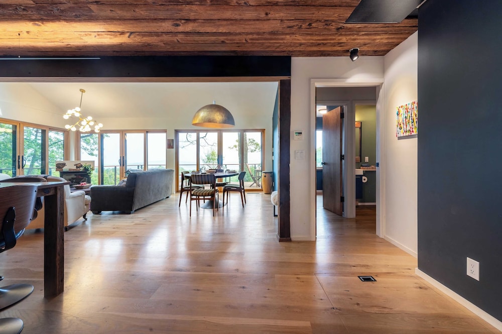 Modern Catskills Escape w/ Open Living, Steam Shower, Fireplace & Hot Tub w/ Mountain Views, Minutes From Woodstock & Trails Suncliff Vista