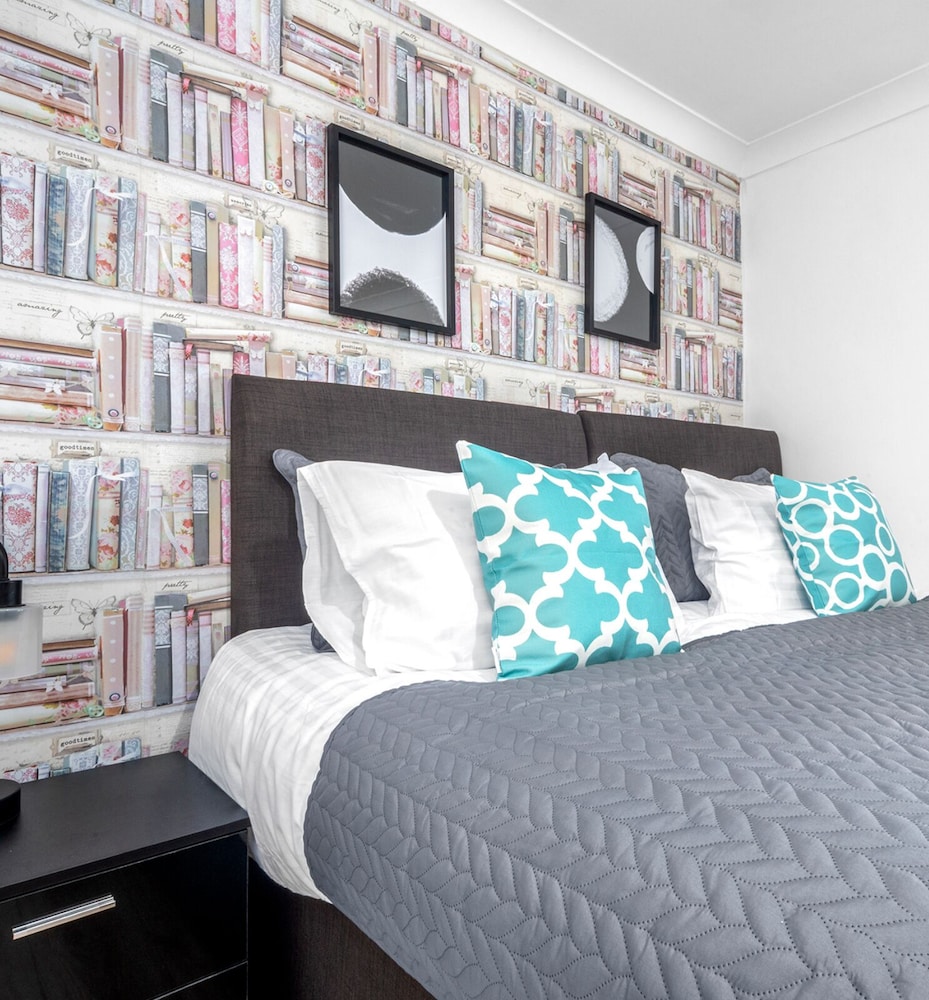 Three Bedroom Apartment by Klass Living Serviced Accommodation Coatbridge - Berwick Apartment With WiFi &Parking view 2