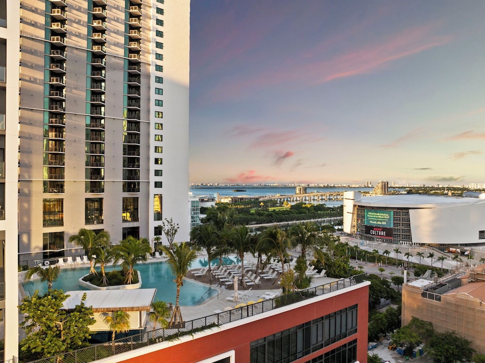 Lux Studio W City Views and Pool