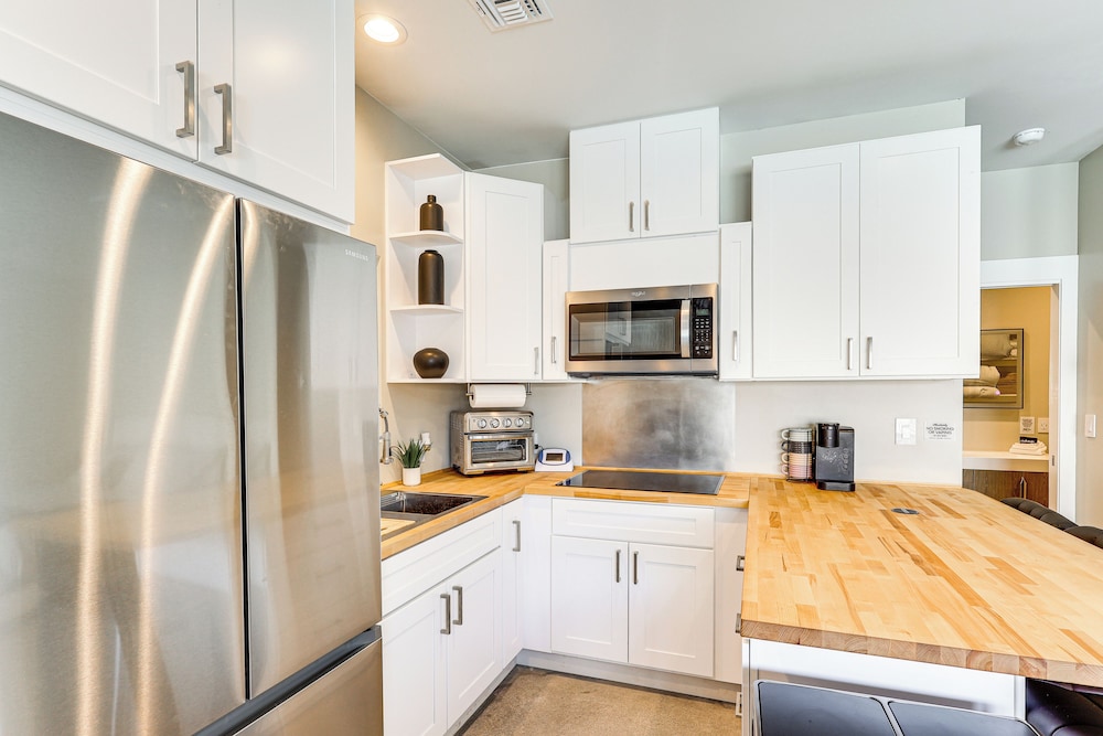 Casita + Chef's Kitchen: Lake Havasu Desert Oasis