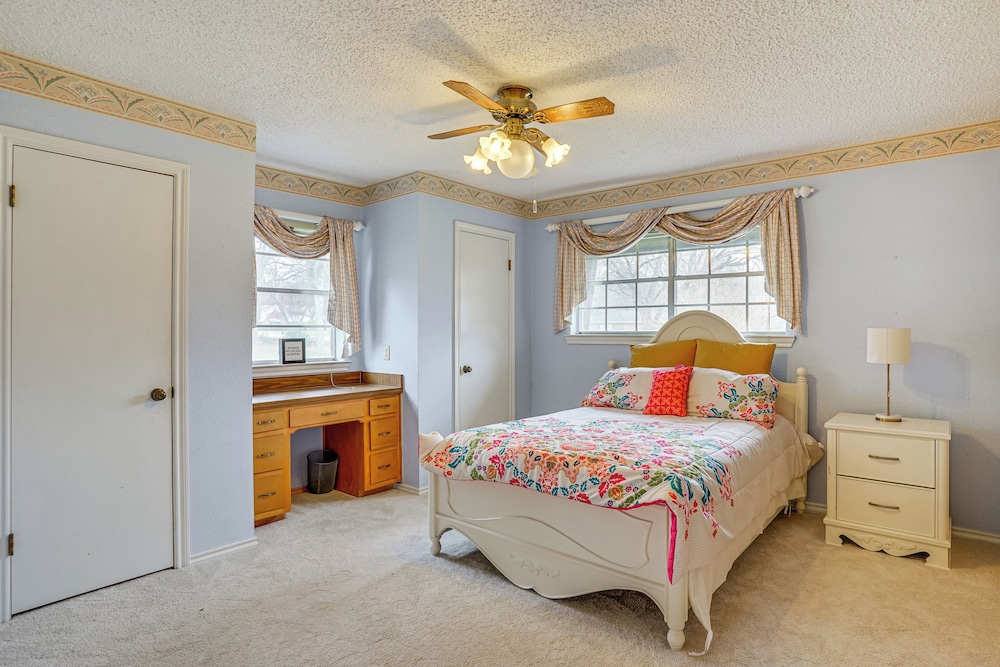 Karaoke Ready! Fort Worth Area Home w/ Pool