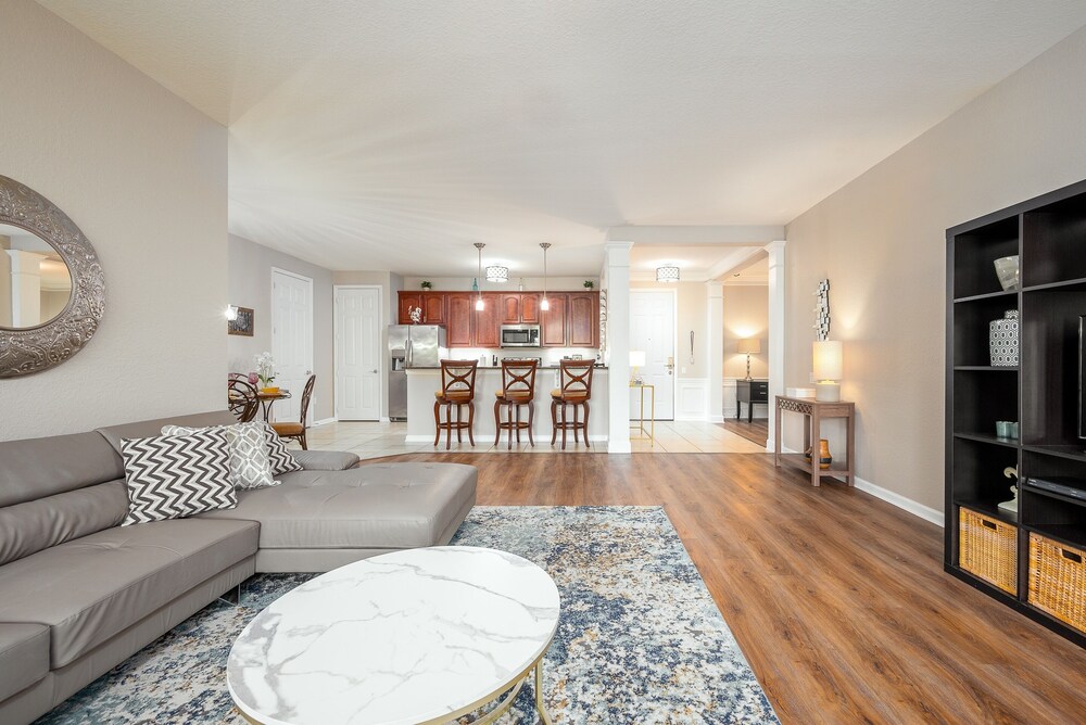 The Loft Deluxe 2 Bedroom Condo by RedAwning