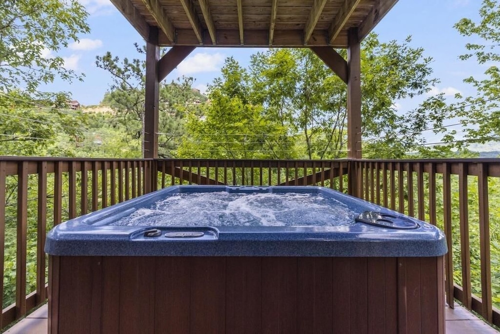 A Peace of Paradise - 3 Bedrooms, 3 Baths, Sleeps 8 Cabin by RedAwning