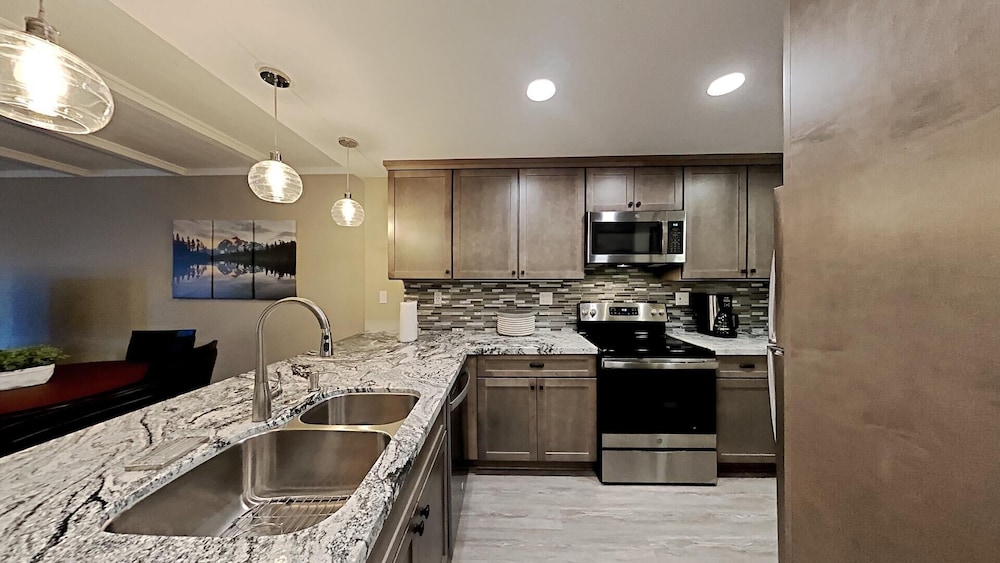 Spacious 2 BR Units at 1849 Condos With Free Pool, Parking & Wifi