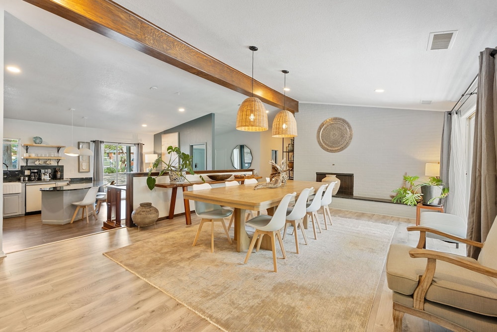 Family Home w Pool-hot Tub-large Yard-pool Table