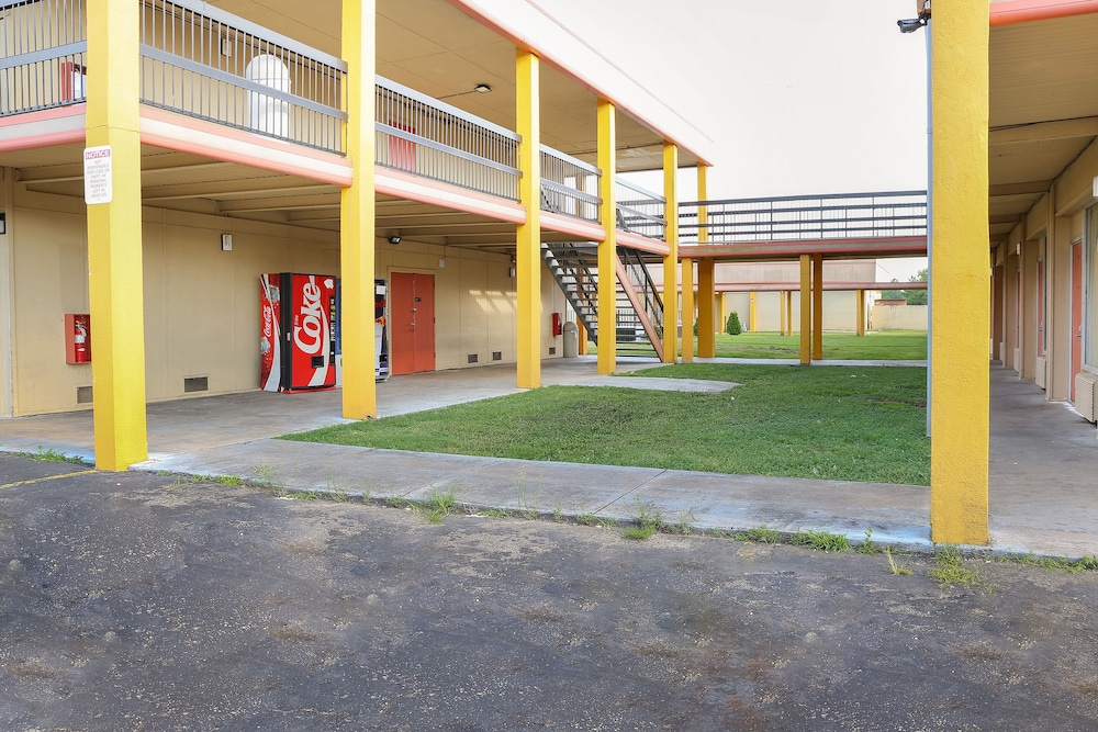 Opelika Vacations - Springwood Hotel - Property Image 14