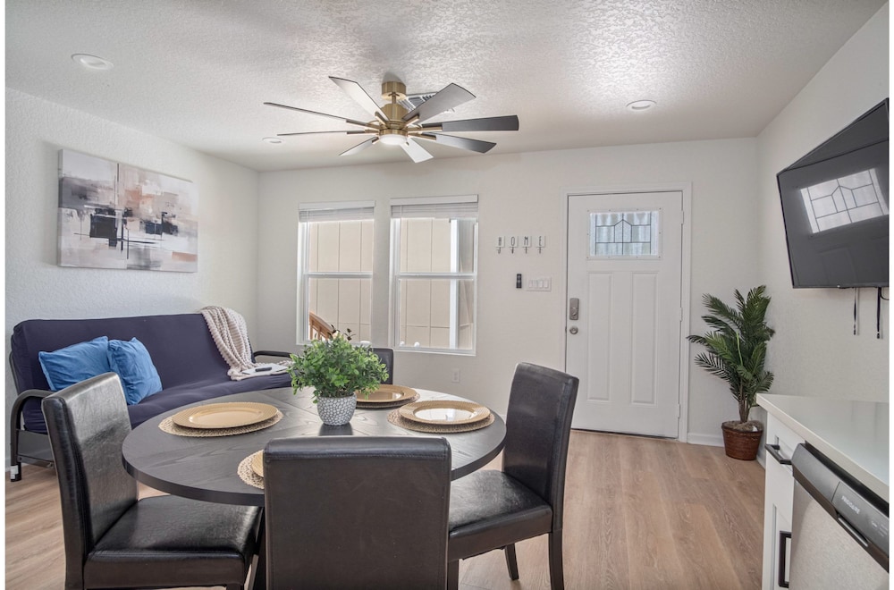 Historic Comfort 2BR 1BA Guesthouse Near Riverwalk