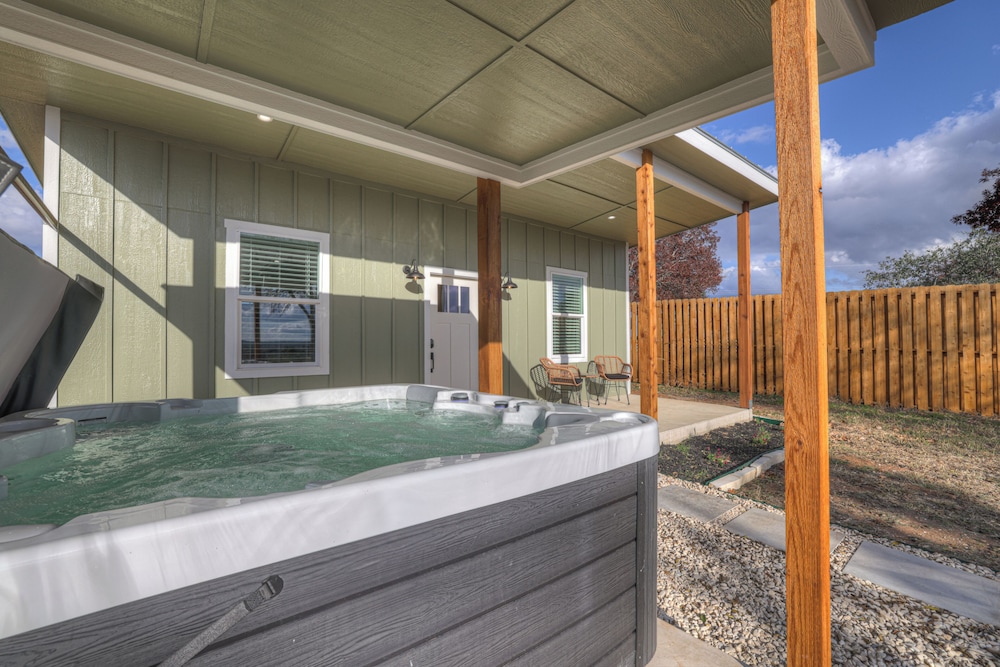 Evergreen Escape W/hot-tub 5 Min to Downtown!