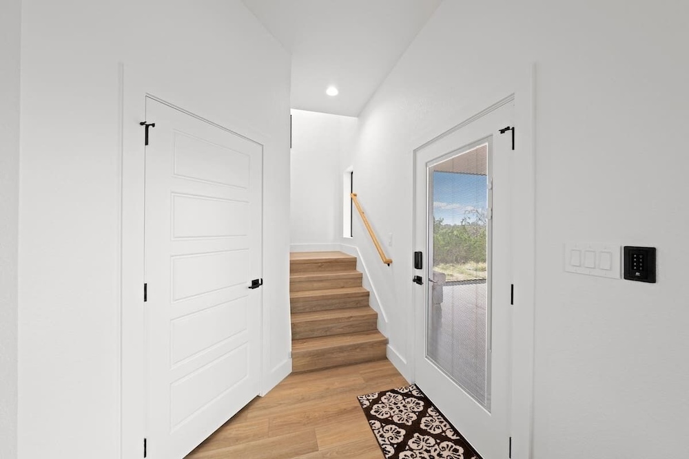 Hill Country Escape W/views Plus, Hot-tub and Pet Friendly!