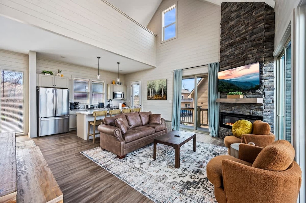 NEW Lake Cabin Sleeps 14 Indoor Pool Hot Tub