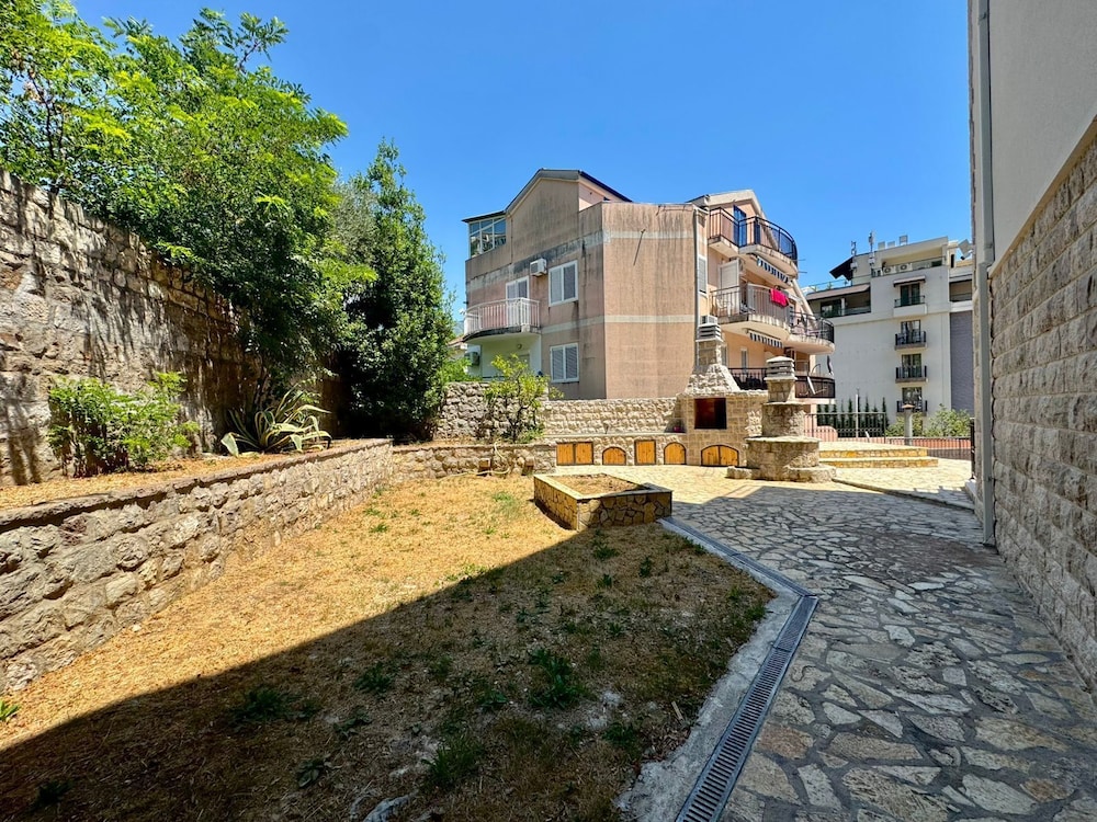 Sunny Bay Apartments