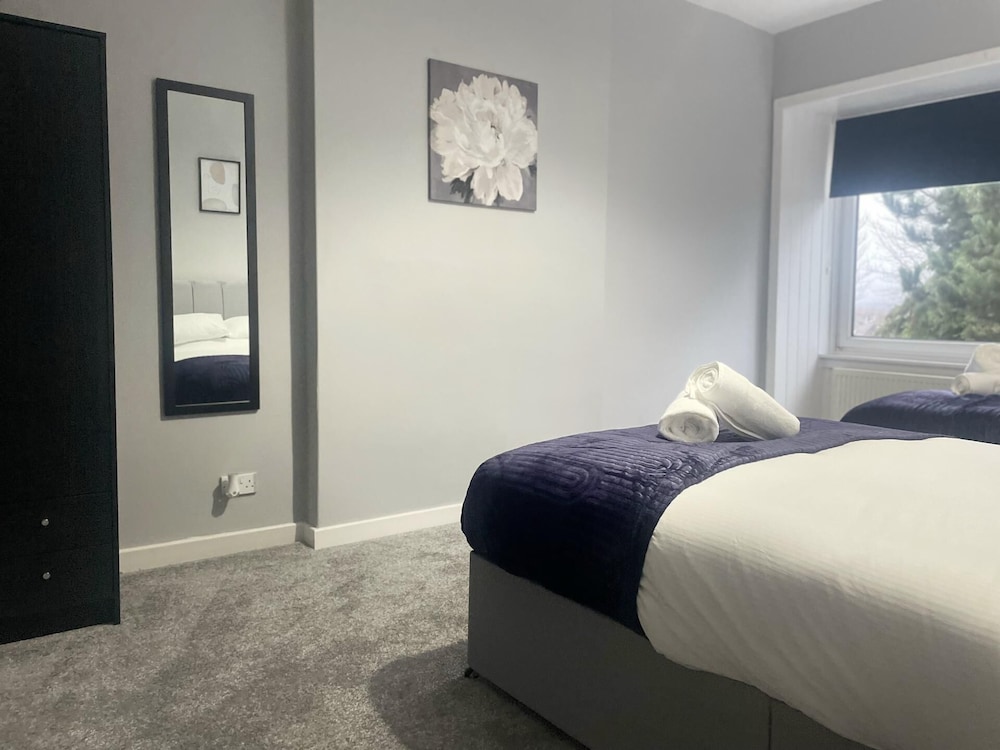 Immaculate 3-bed Apartment in Glasgow Close to M8 view 2