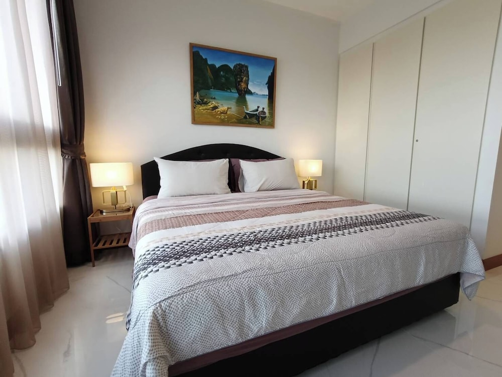 Luxury Large One Bedroom Seaview Serviced Apartment at Wongamat, Pattaya