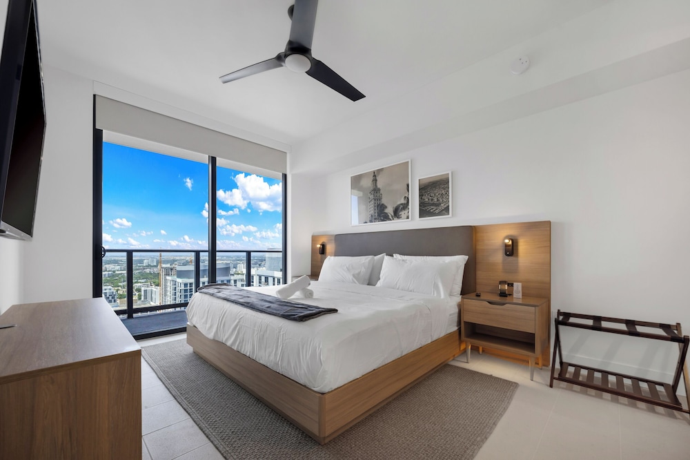 Skyline Retreat Chic 1-BR with City View
