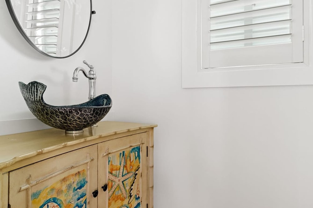 Woodward Way Luxe Villa Near Beach w Pool Hot Tub Stocked Chef s Kitchen