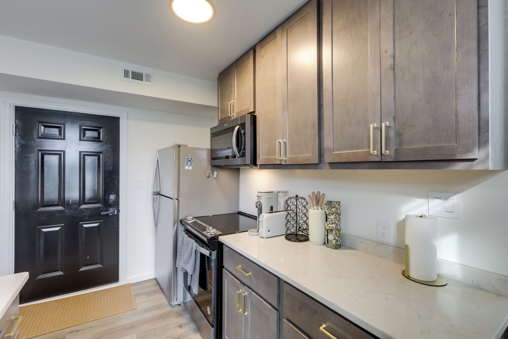 1 Mi to University of Cincinnati: 3rd-floor Condo!