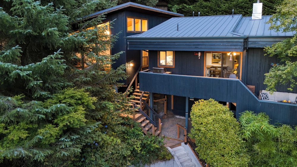 Coastal Escape w/ Balcony, Firebowl & Ocean Views Near Manzanita Sunset House by Avantstay