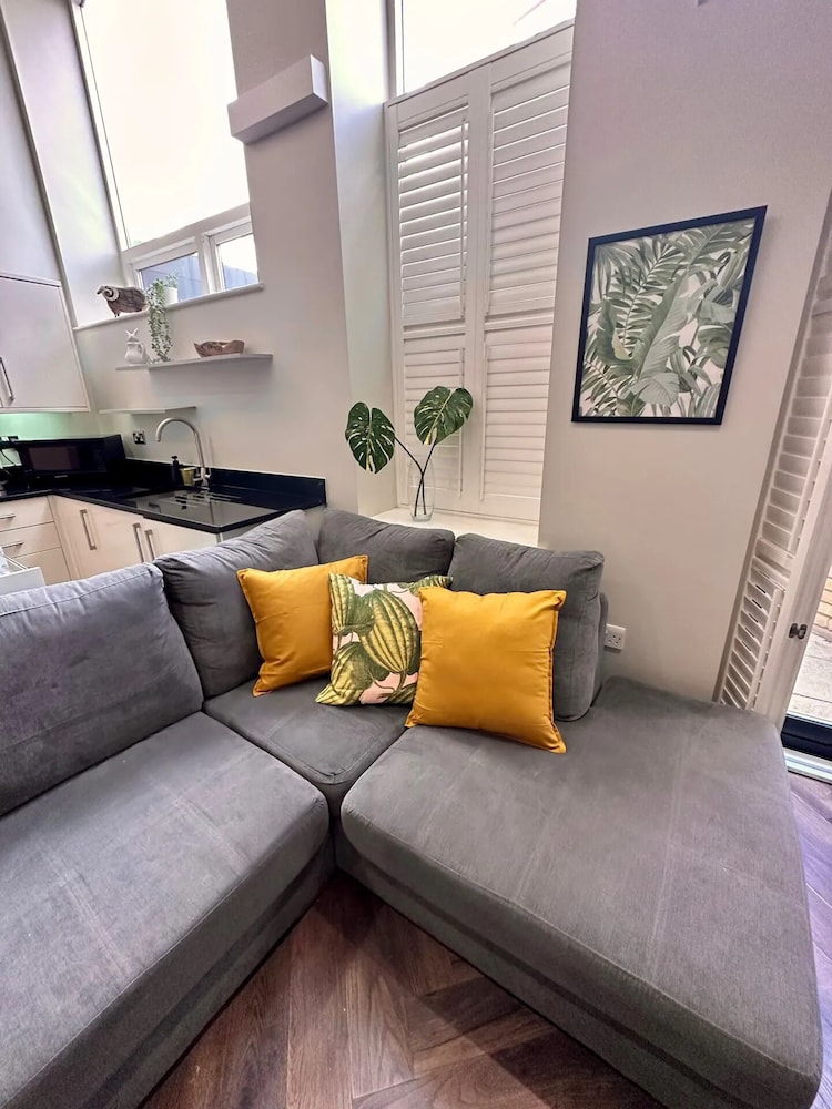 Stylish modern flat in SW London