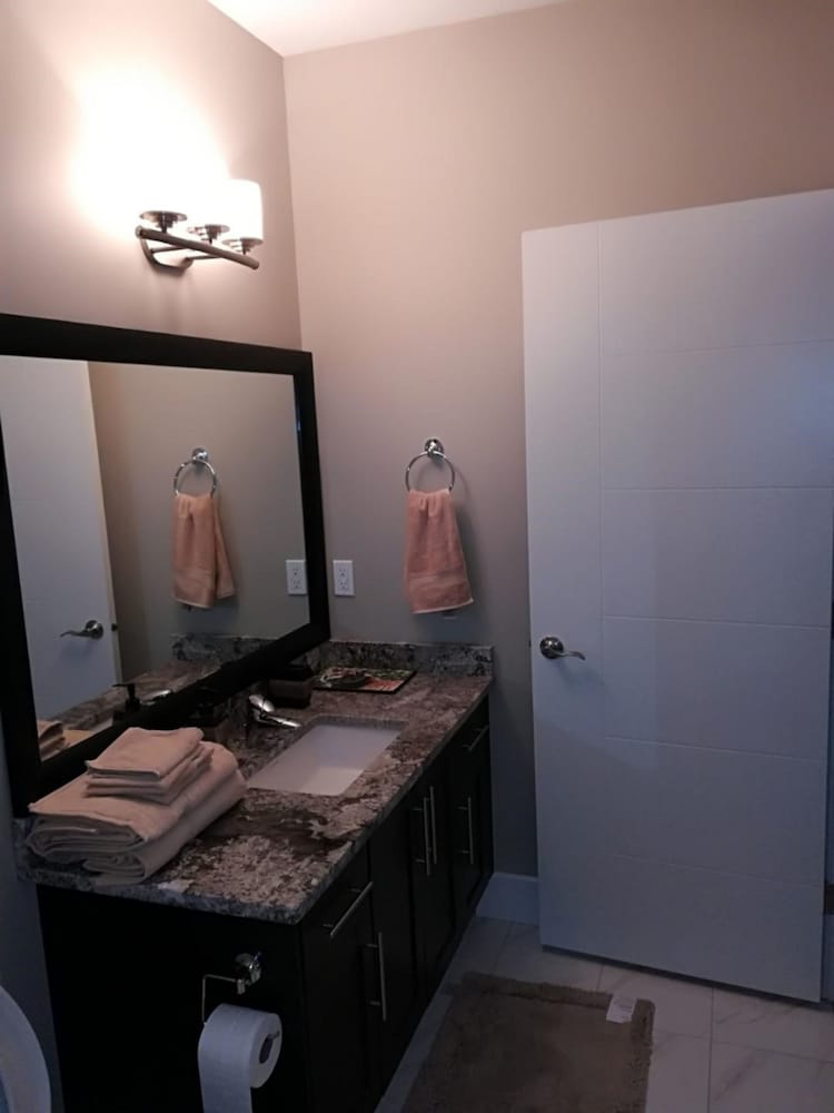 McConachie Luxury Inn - Image 5