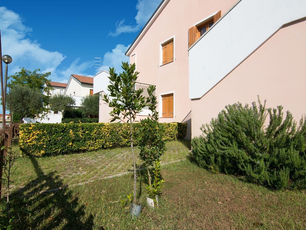 Cozy Holiday Home in Rosolina near Sea Beach view 2
