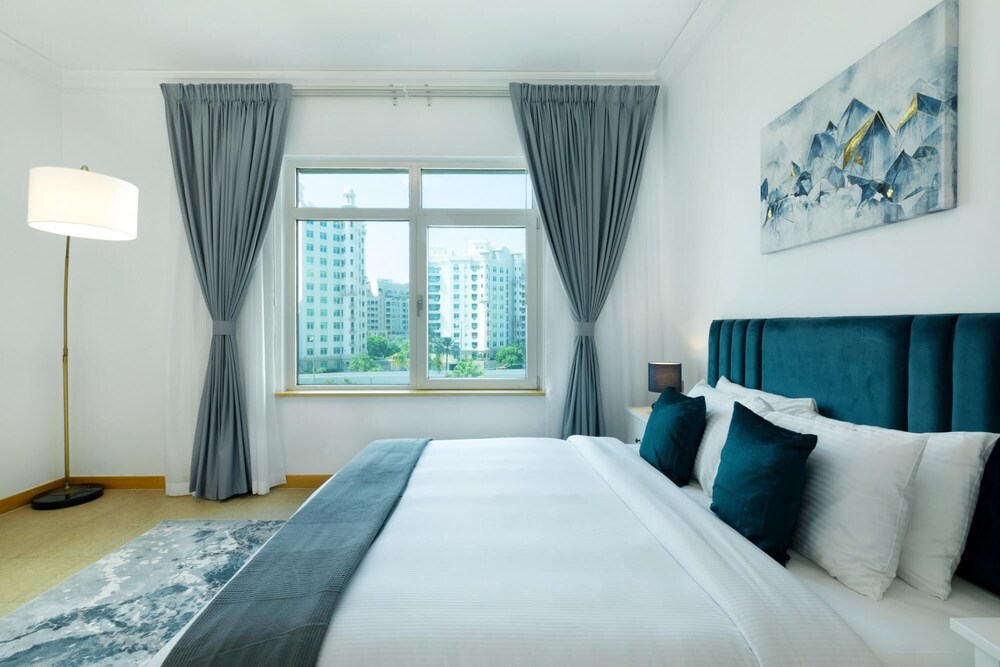 Stylish Apt With Large Patio Close to the Beach