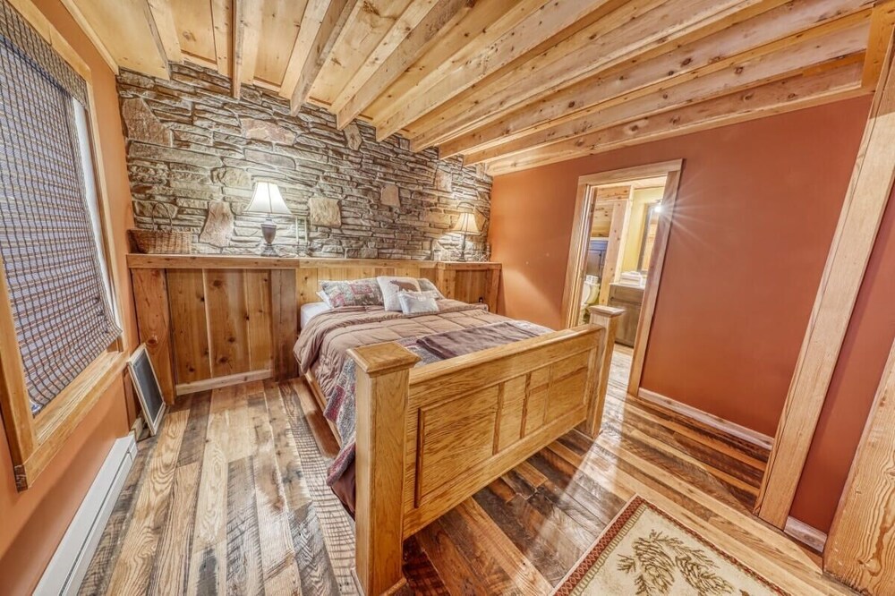Smokey Valley Lodge 2 Bedroom Home by Redawning view 3