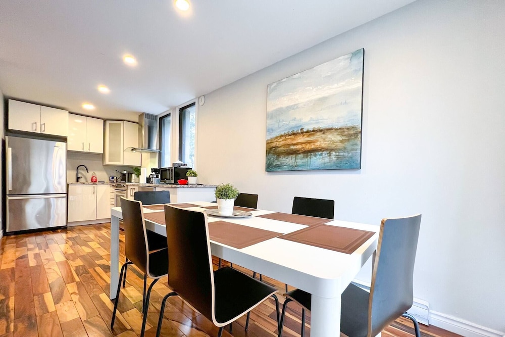 Chic Townhome With Garage Dt Mtl