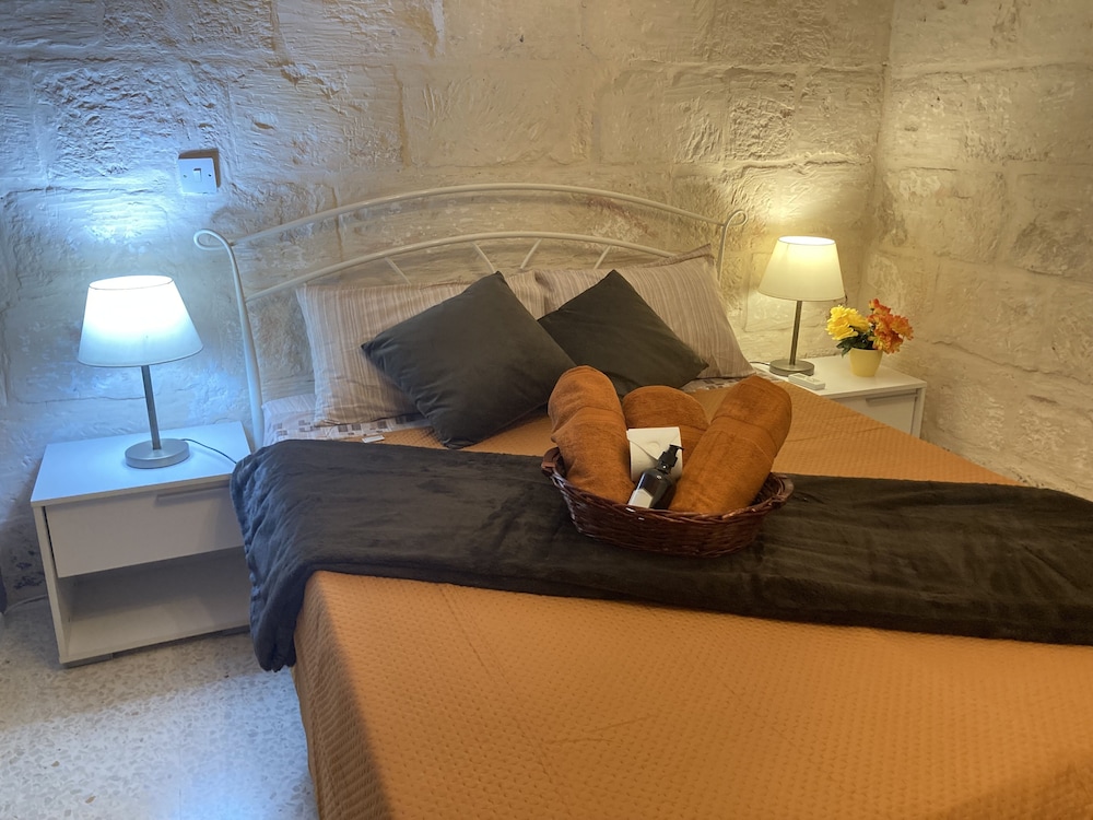 Charming Central Townhouse in Sliema view 5