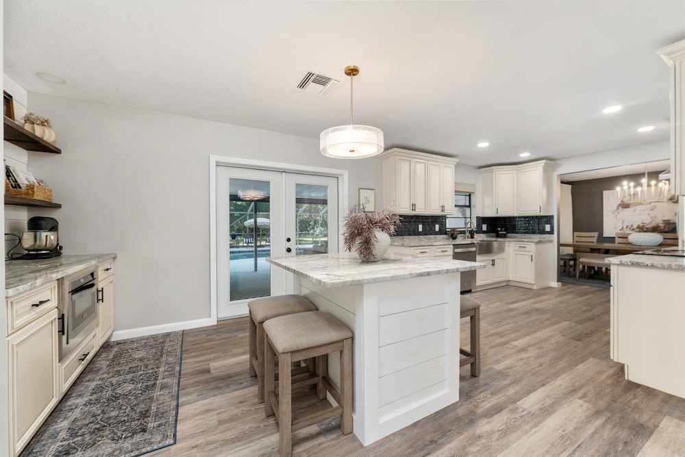 Designer Pet-friendly Retreat With Heated Pool 5 Bedroom Home