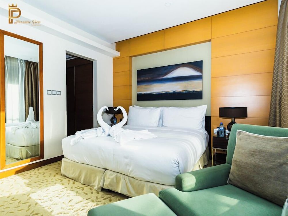 Large Modern 1-Bedroom Apartment in Bay Square 9