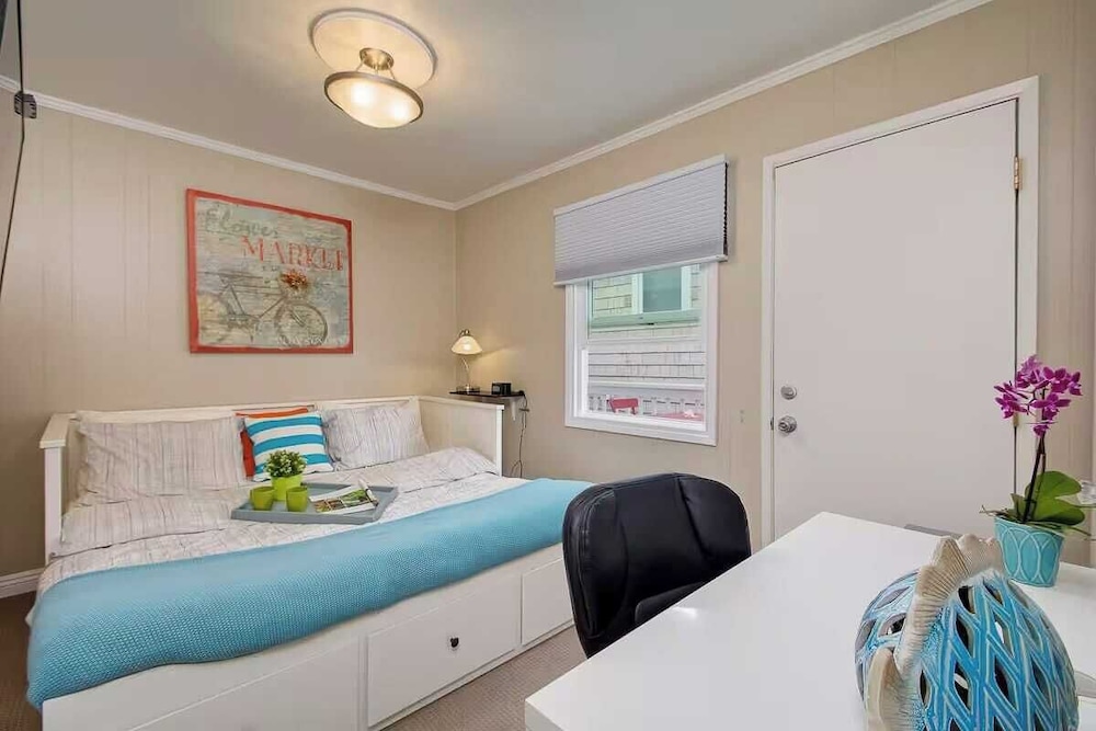Sleeps 18 Dock, Walk to Beach, Balboa Fun Zone & Dining Edgewater Place