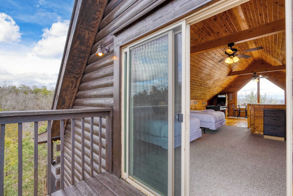 Mountains are Calling by Avantstay Sleeps 8 Hot Tub + Game Loft Located in Douglas Lake Resort