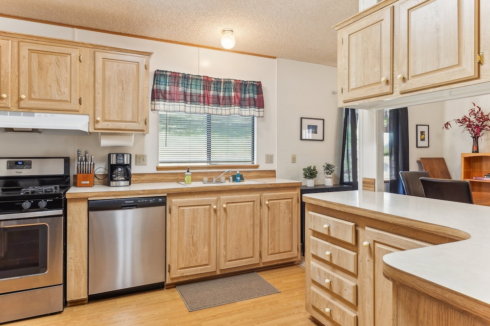 Lincoln Lodge 2 Bedroom Cabin by Yosemite Region Resorts