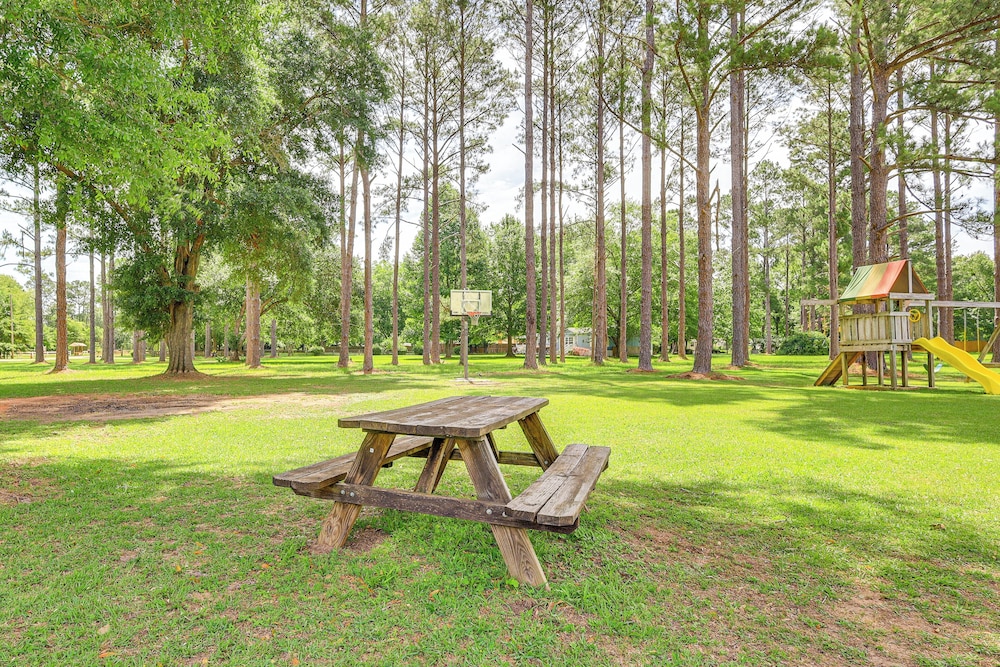 10 Mi to Mobile Bay: Family Apt in Silverhill!