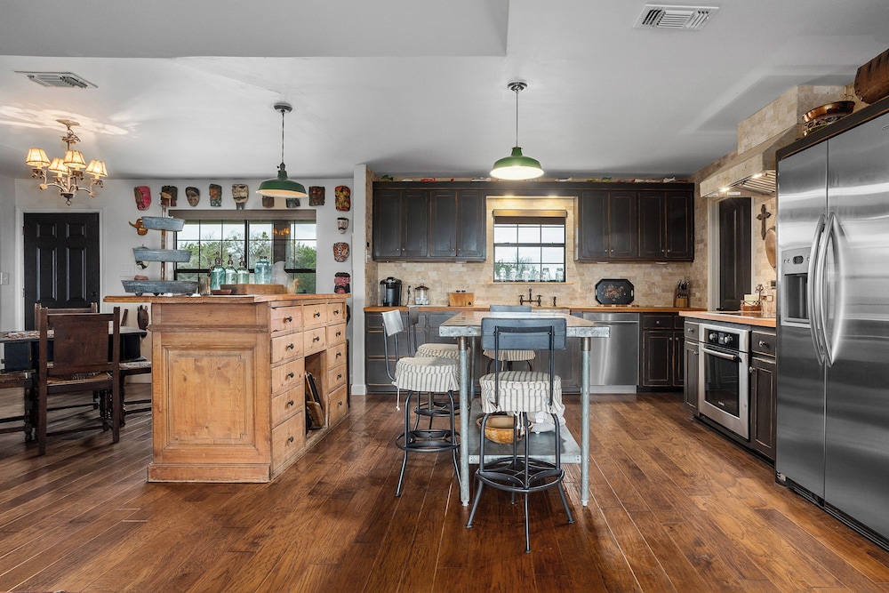 5BR Luxury Home w/ Pool & Wrap-around Porch