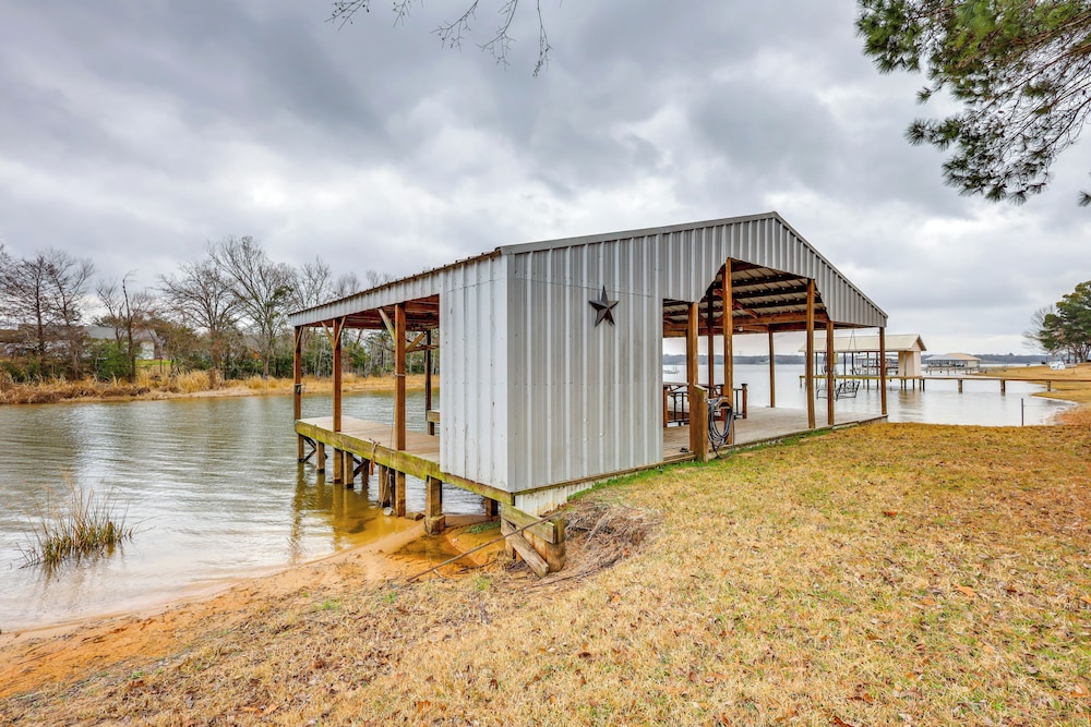 Dock, Decks & Views: Lakefront Cottage