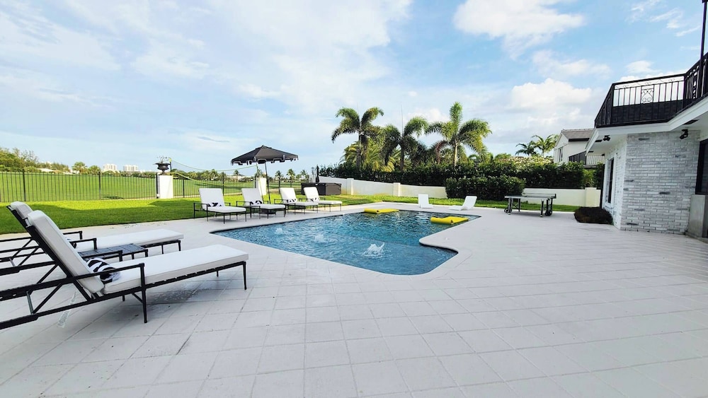 New 5 Bedroom Modern Villa on Golf Course