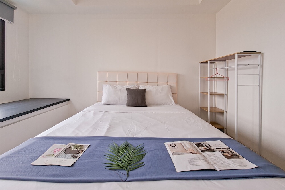 Minimalist And Homey Studio At Apartment Collins Boulevard