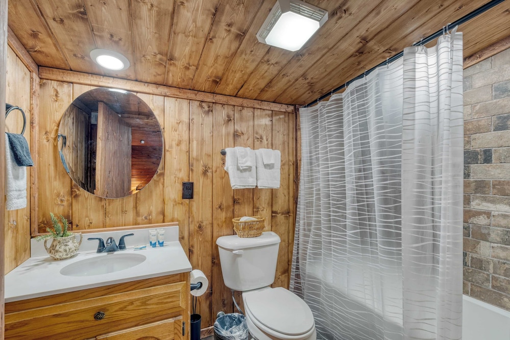 Riverwood Gatlinburg/pigeon Forge Cabin w/ River Views