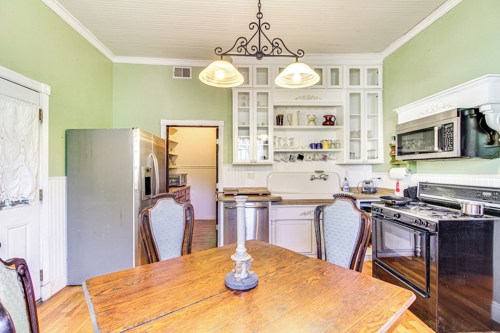 < 1 Mi to Downtown Abq: Historic Manor w/ Patio!