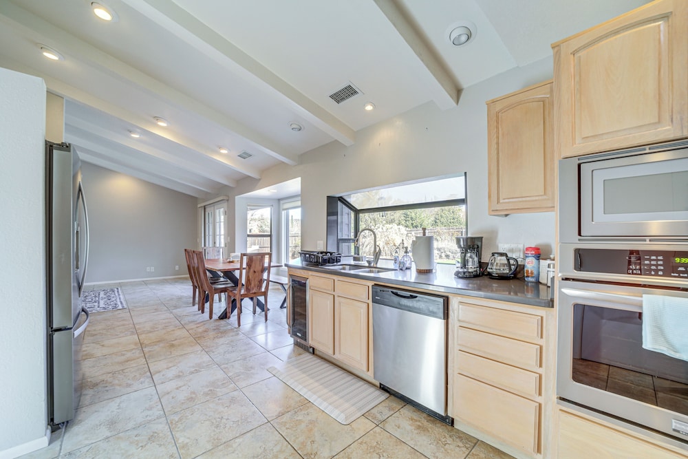 4 Mi to Uptown Sedona: Desert Home w/ Mtn Views!