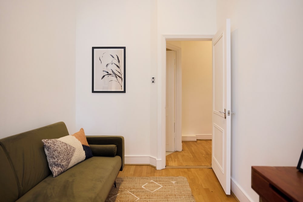 Hampstead Parkside Apartment