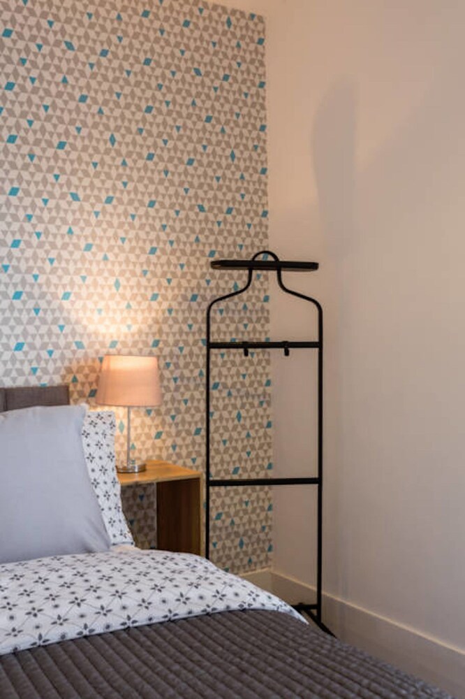 Ashton House, Luton - inhabit short stays