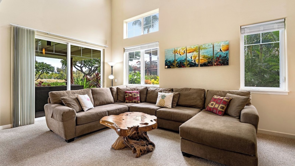 Spacious Ground Floor End Unit - Walk to Beach & Shopping - Vrkcv