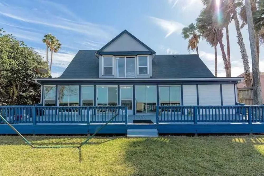 Bayside Paradise 4BR Home w Patio Games Room