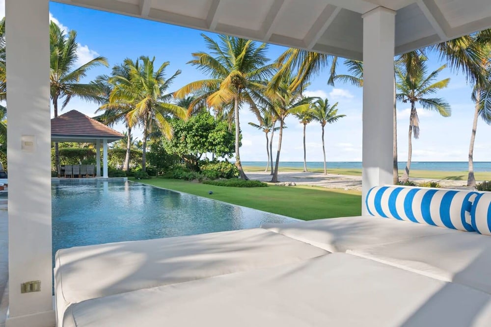 Oceanfront Golf Course Estate w Pool Guest House