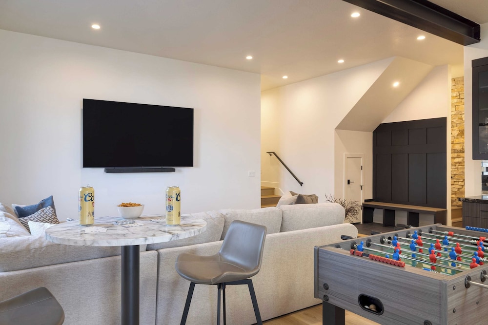 Mins to Deer Valley Lift Firepit, Game Room, Views, 5bdr Orion by Avantstay